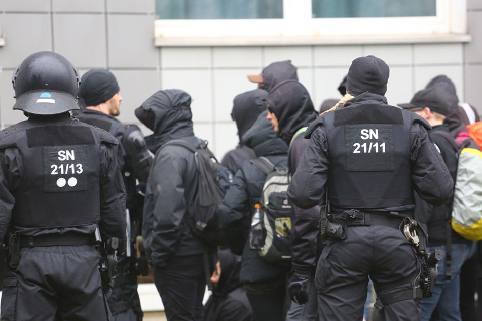 Die Polizei versuchte für Ruhe bei den Demonstranten zu sorgen.