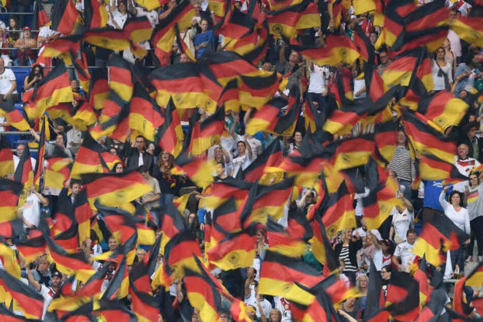 2006 war es noch der positive Party-Patriotismus, während jetzt der Rechtsruck in Deutschland die Schlagzeilen macht. (Symbolbild)