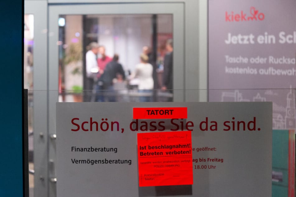 Ein Zettel an der Eingangstür weist auf den Banküberfall hin.