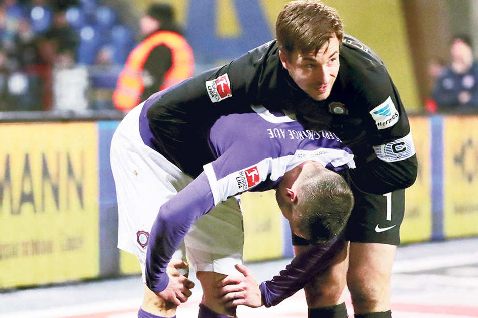 Völlig ausgepumpt stützt sich Christian Tiffert (l.) nach dem Braunschweig-Spiel auf seine Knie. Er hat alles gegeben. Anerkennung gab es dafür von Kapitän Martin Männel.