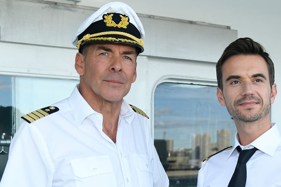 Kapitän Burger (Sascha Hehn, l) und der junge Offizier Florian (Florian Silbereisen) standen schon in der Folge "Das Traumschiff: Tansania" auf der Brücke des Schiffs.