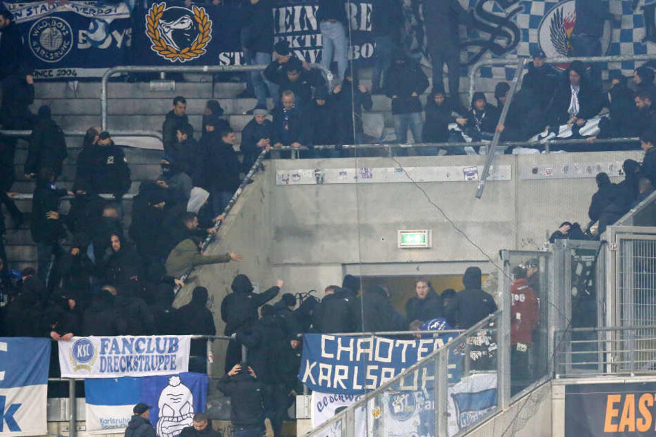 Die Polizei musste in den Block einrücken, nachdem Anhänger des KSC den Ordnungsdienst attackiert hatten.