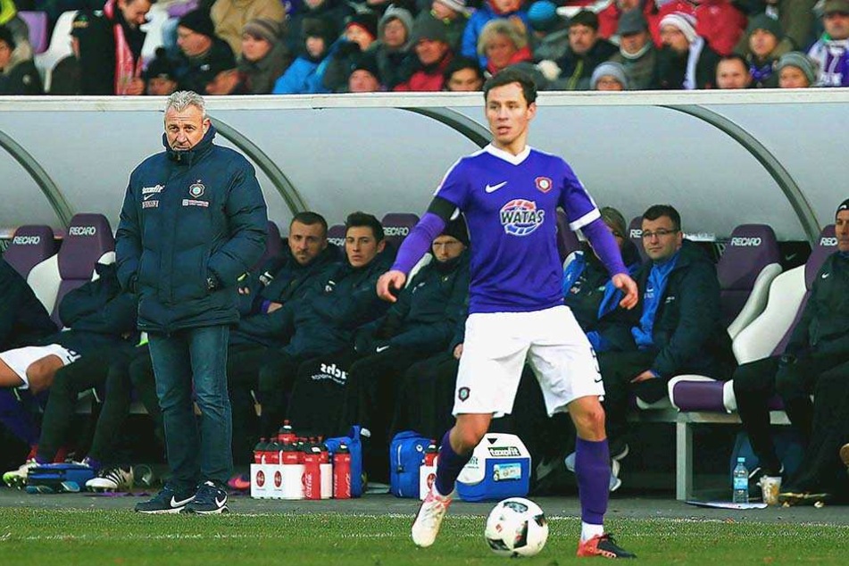 Trainer Pavel Dotchev kommt - im Gegensatz zu Saisonbeginn - nicht mehr an ihm vorbei.