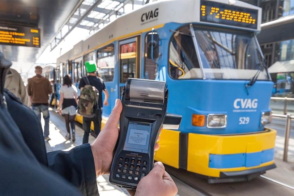 Weil sich Menschen mit wenig Geld kaum eine ÖPNV-Monatskarte leisten können, soll ein Sozialticket eingeführt werden.