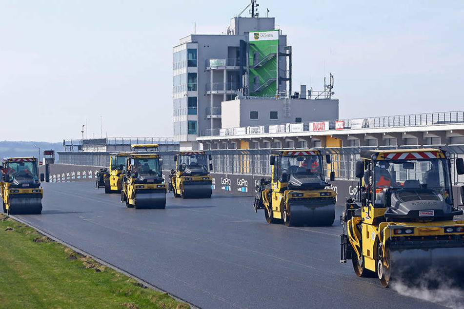 Die Straßenwalzen ziehen die neue Asphaltdecke glatt.
