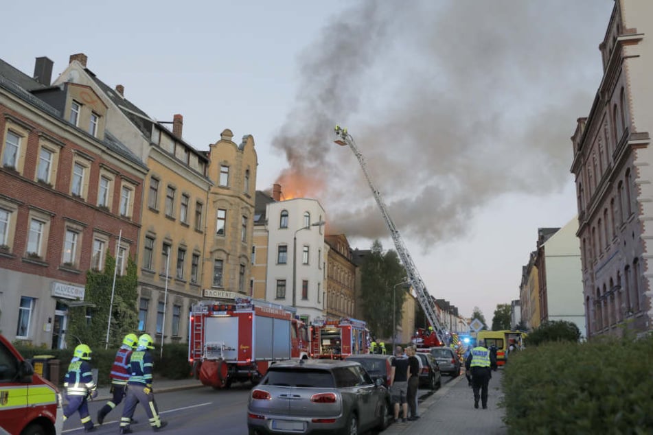 Im Dachstuhl eines leerstehenden Hauses brach das Feuer aus.