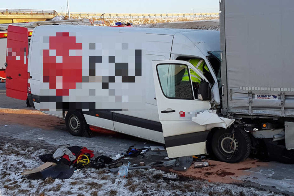Der Fahrer des Transporter wurde bei dem Unfall eingeklemmt.