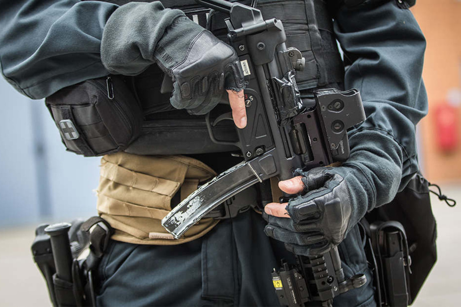 Als die SEK-Beamten das Obergeschoss des Hauses betraten, eröffnete der 28-Jährige das Feuer auf sie (Symbolbild).