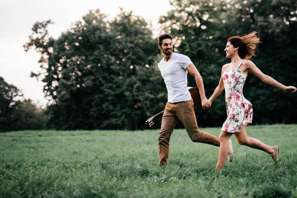 Wenn es wärmer wird, haben Singles wieder mehr Lust zu daten. (Symbolbild)