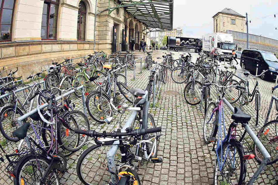 Ein Stellplatz
vorm Chemnitzer
Hauptbahnhof
- auch hier
verschwinden
regelmäßig
Fahrräder.