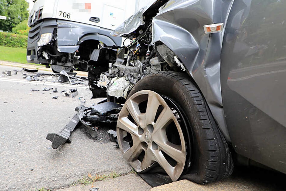 Der Corsa war auf den war auf die Gegenfahrbahn geraten und in den LKW gekracht.