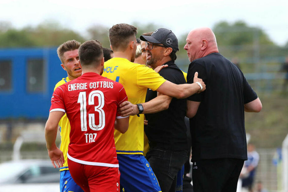Die Stimmung schlug auch neben den Platz über. Hier gibt's eine Rudelbildung mit Cottbus-Coach Pele Wollitz (2.v.r.).