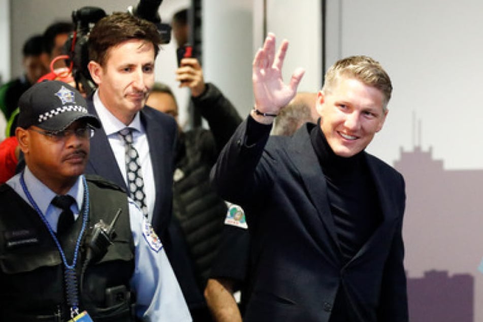 Strahlendes Lächeln am Flughafen: Schweinsteiger begrüßt die Fans von Chicago Fire.