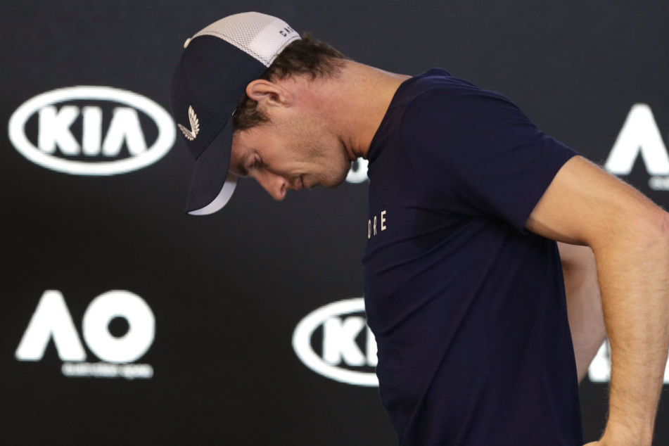 Mit gesenktem Kopf verlässt die Nummer eins der Welt, Andy Murray, das Podium bei den Australian Open. Womöglich wird es bereits sein letztes Turnier.