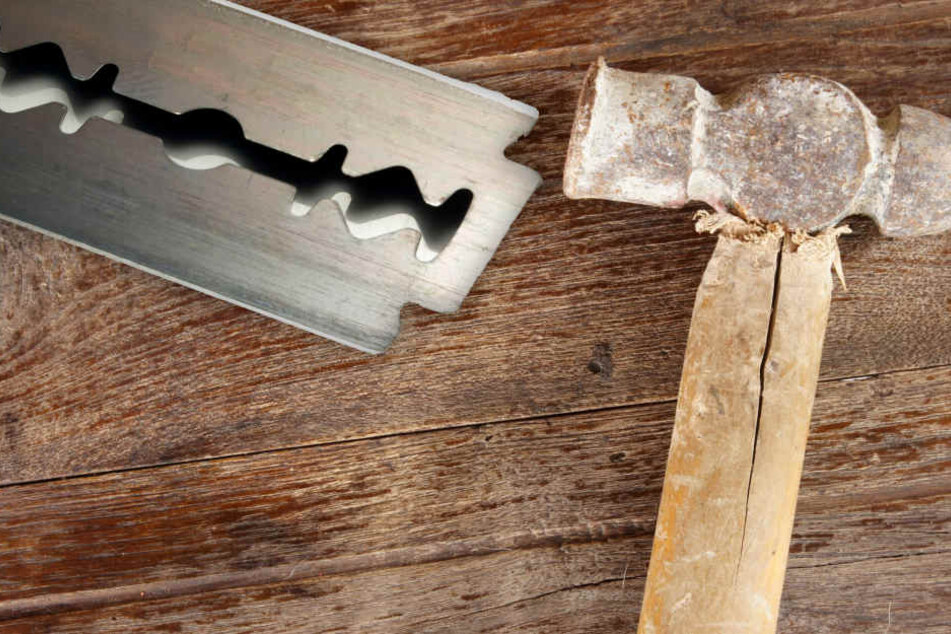 Nach neun Hammerschlägen soll er seiner Lebensgefährtin die Schlagader durchtrennt haben (Symbolbild).
