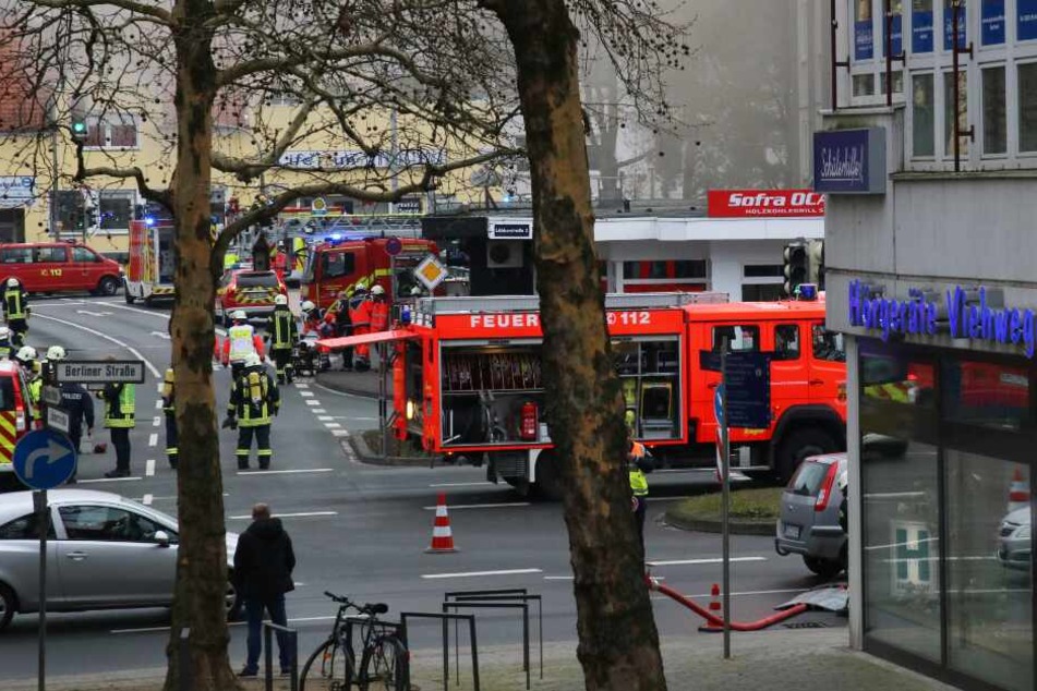 Noch immer suchen die Feuerwehr und die Polizei nach einer vermissten Hausbewohnerin.