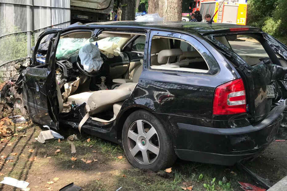 Der Autofahrer wurde bei dem Unfall eingeklemmt.