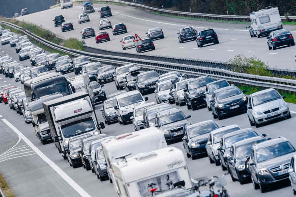 Der Vorfall sorgte für eine Vollsperrung der Autobahn und Behinderungen im Berufsverkehr (Symbolbild).