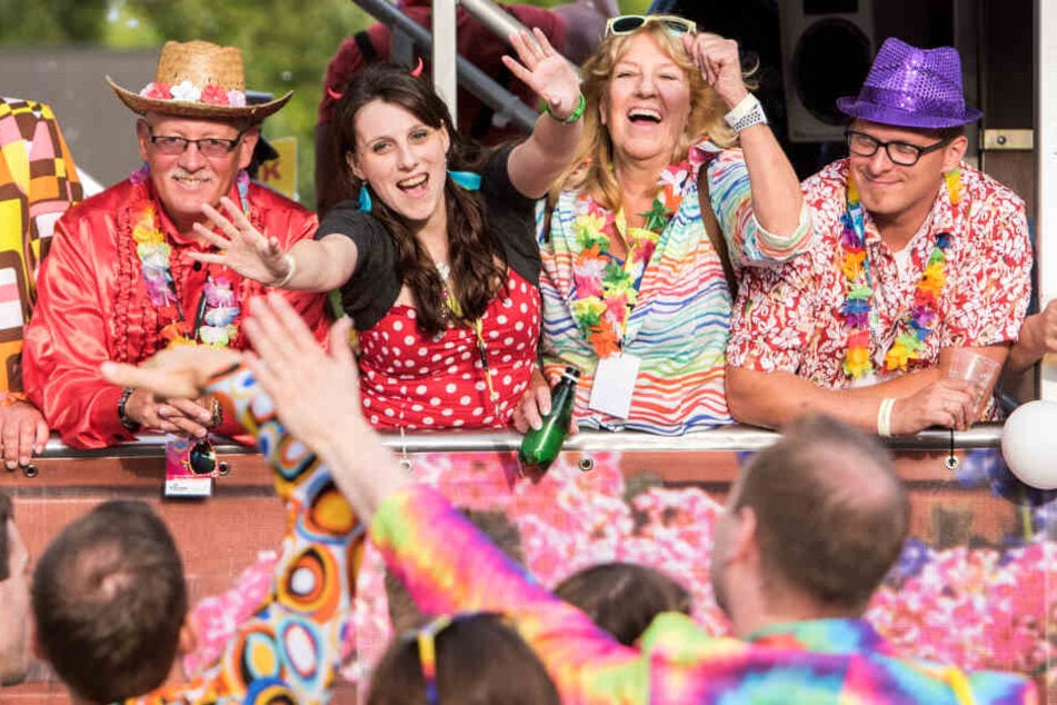 Besucher tanzen während des Schlagermoves 2018 auf einem Lastwagen und feiern zur Musik.