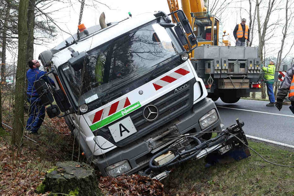 Mit einem Kran musste das elf Tonnen schwere Fahrzeug aus dem Graben gehievt werden...
