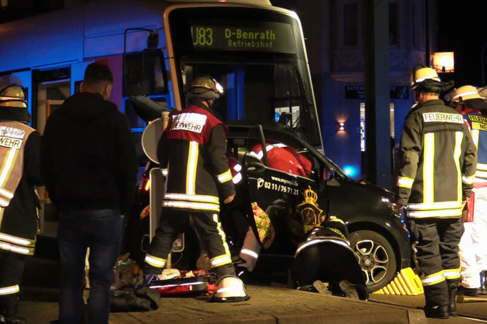 Mit einem Hydraulik-Spreizer musste der Fahrer des Smarts aus dem Auto befreit werden.