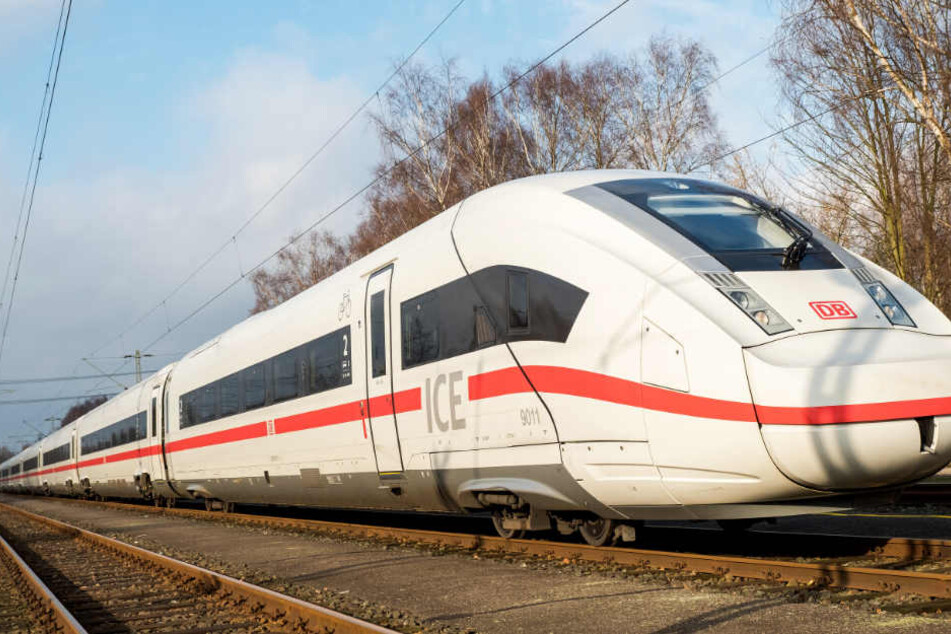 Über etwa vier Stunden hinweg mussten die Reisenden in dem ICE ausharren (Symbolbild).