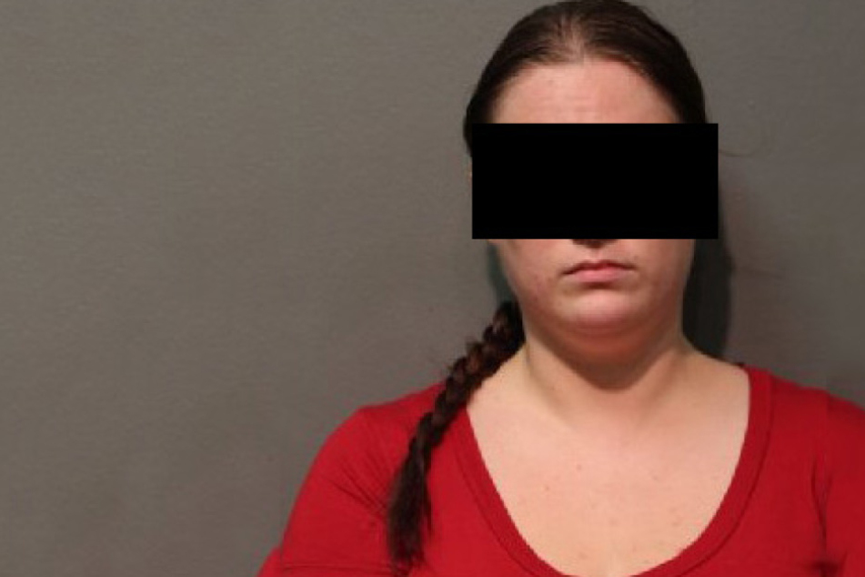 June Kendall vernaschte gleich zwei ihrer minderjährigen Schuljungen - und das auch noch im Klassenzimmer.