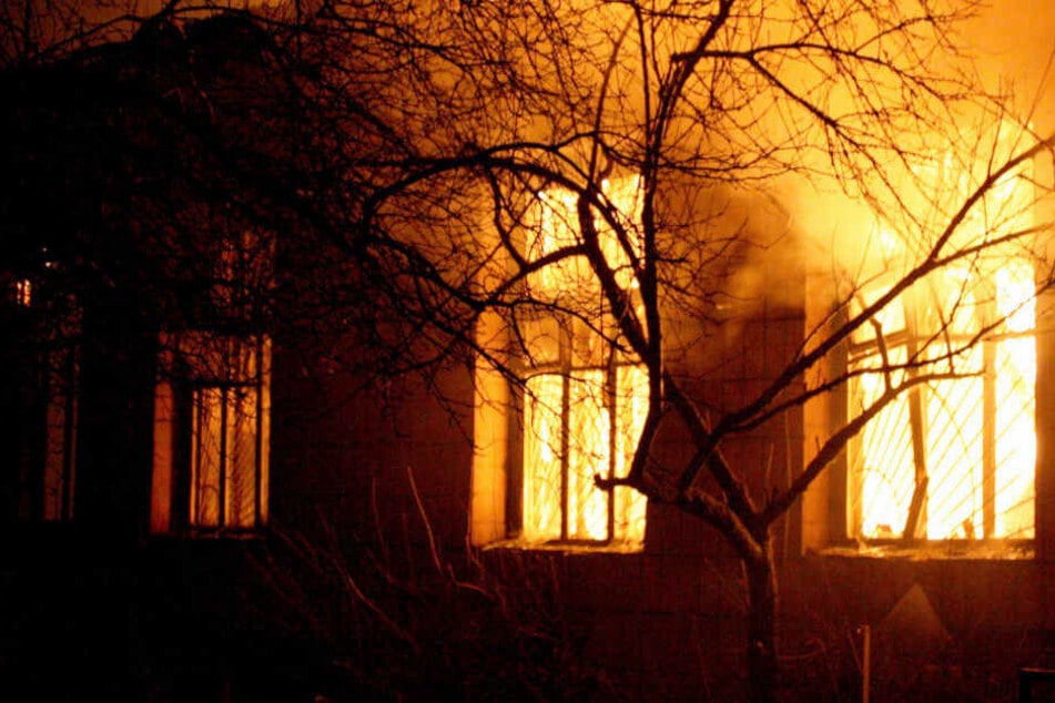 Die Flammen schlugen bereits aus den Fenstern (Symbolbild)