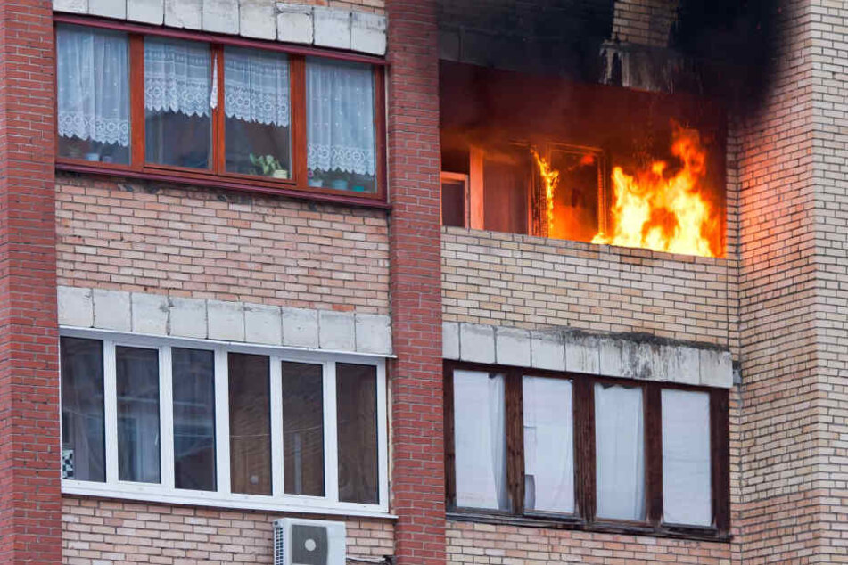 Der Brand nahm seinen Ursprung vermutlich auf dem Balkon der Offenbacher Wohnung (Symbolbild).