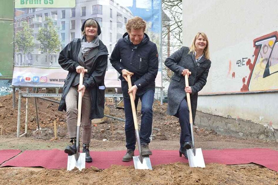 Baulücke am Brühl wird gefüllt: OB Barbara Ludwig (56, SPD), Baubürgermeister Michael Stötzer (45, Grüne) und GGG-Chefin Simone Kalew (55, v.l.) bei der Grundsteinlegung.