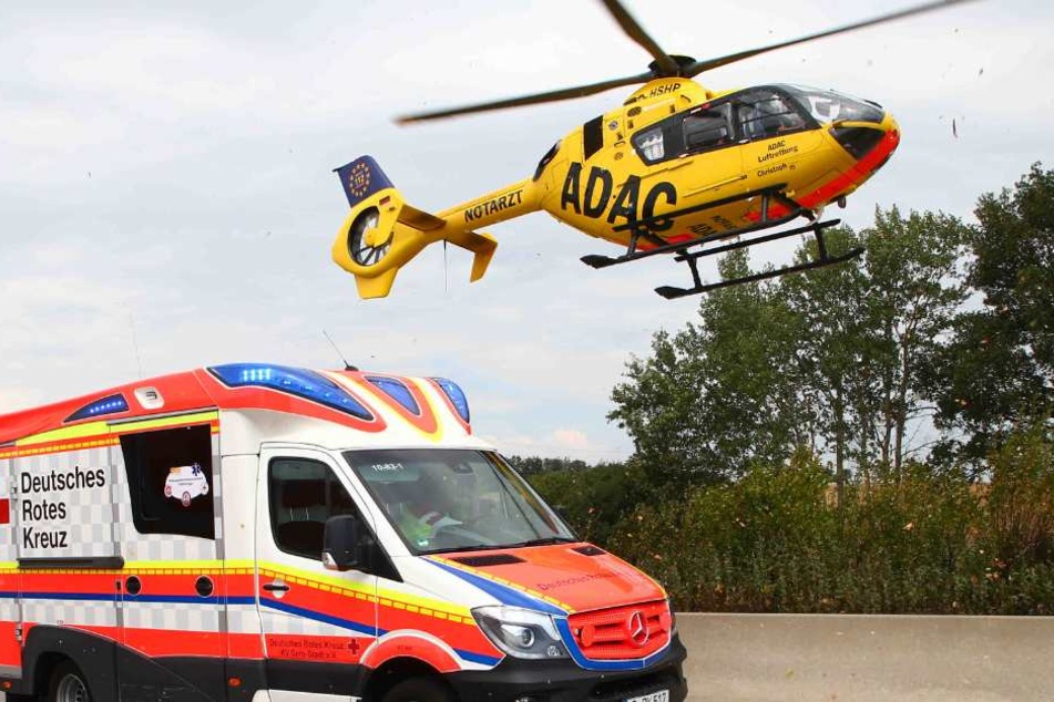 Ein Rettungshubschrauber wurde zur Versorgung der Verletzten angefordert. (Symbolbild)