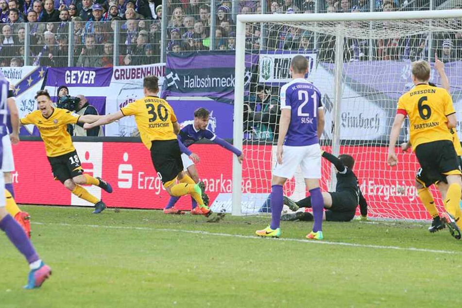 Bei seinem Treffer in Aue kam bei Janine Müller (li.) mal wieder das Stürmerblut durch.