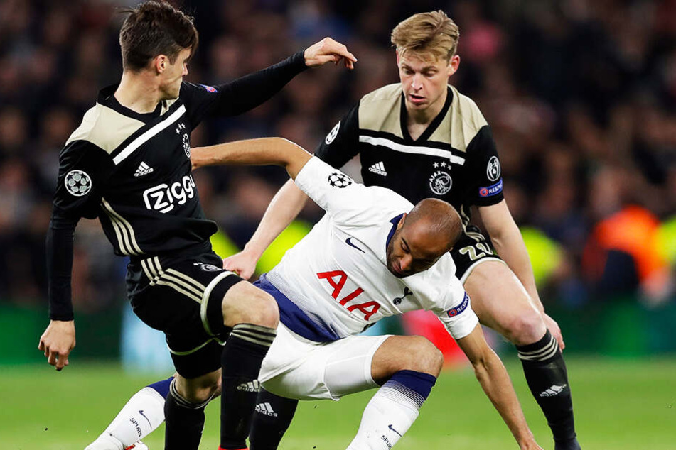 Tottenhams Lucas Moura (M.) versucht, den Ball gegen Nicolas Tagliafico (l.) und Frenkie de Jong von Ajax zu behaupten.