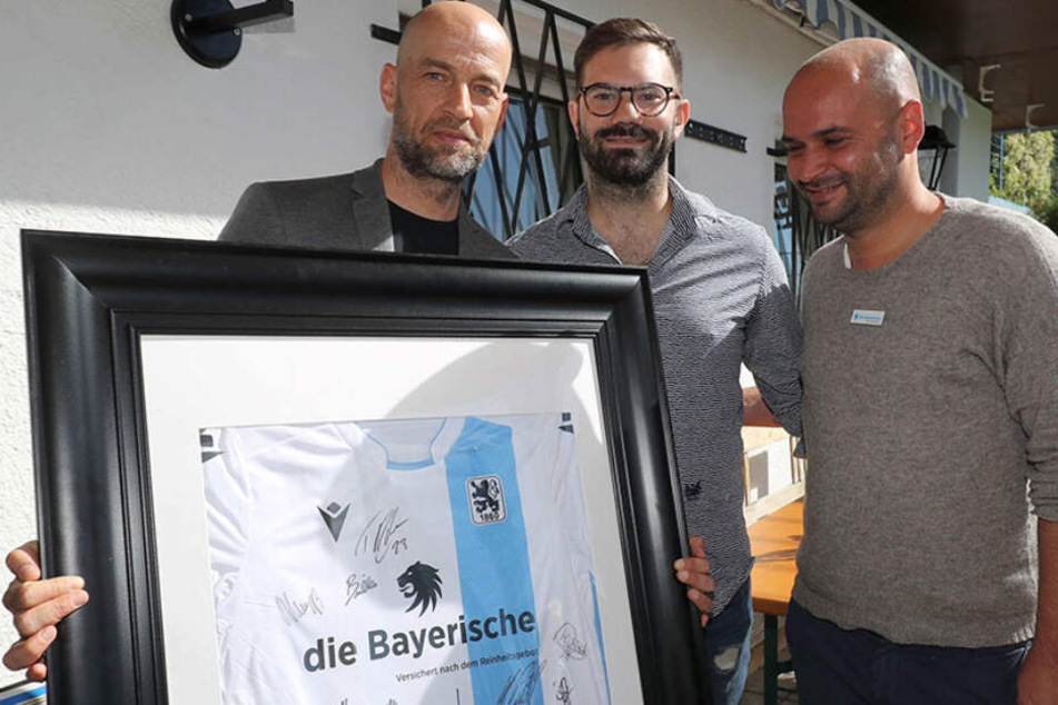 Löwen-Geschäftsführer Günther Gorenzel (l) und Michael Scharold (r) zusammen mit dem neuen Pächter Benedikt Lankes.