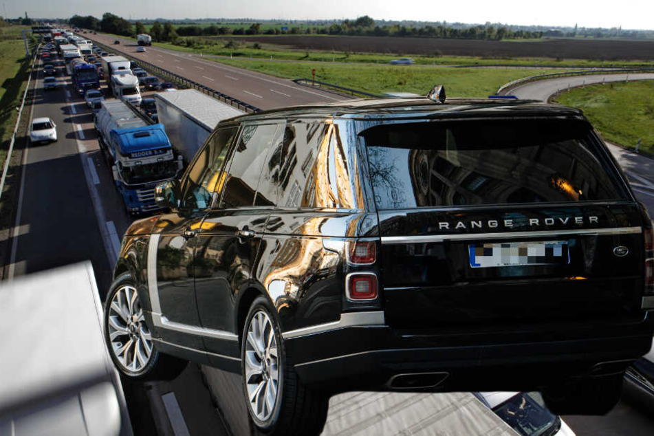 Bei dem flüchtigen Unfallwagen soll es sich um einen dunkel lackierten Range Rover Sport gehandelt haben. (Symbolbild)