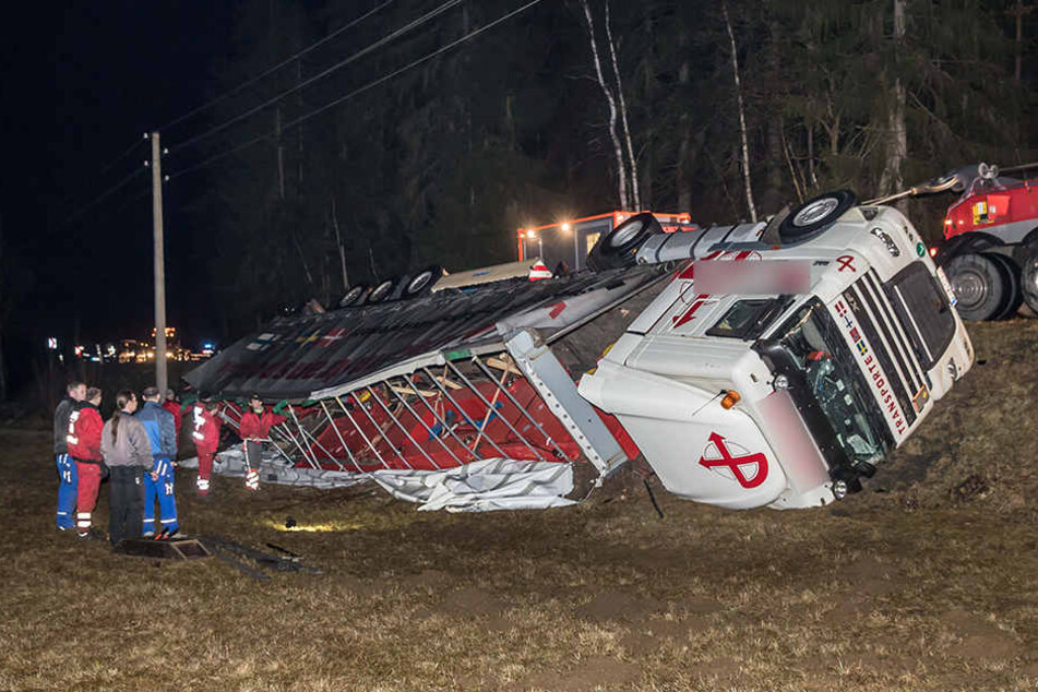 Der Sattelzug blieb nach dem Unfall auf der Seite liegen.