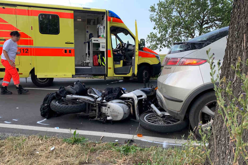 Das Motorrad rutschte unter den Honda.