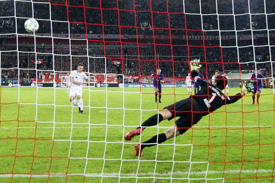 Tor für Fortuna Düsseldorf, Aue-Torhüter Martin Männel kann nicht abwehren.