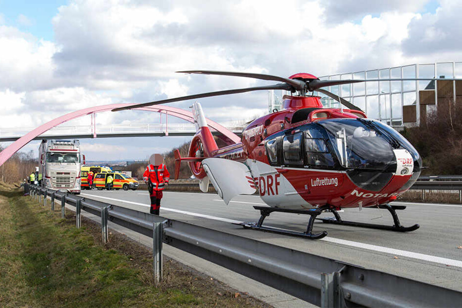Beim ersten Unfall mit drei Sattelschleppern wurde die Fahrerkabine eines Lkw abgerissen. Der Mann wurde lebensbedrohlich verletzt (Symbolbild).
