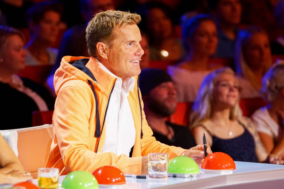 Er wollte sich an einem Seil in die Höhe ziehen! In der zweiten Folge von "Das Supertalent" stürzt Dieter Bohlen plötzlich zu Boden.