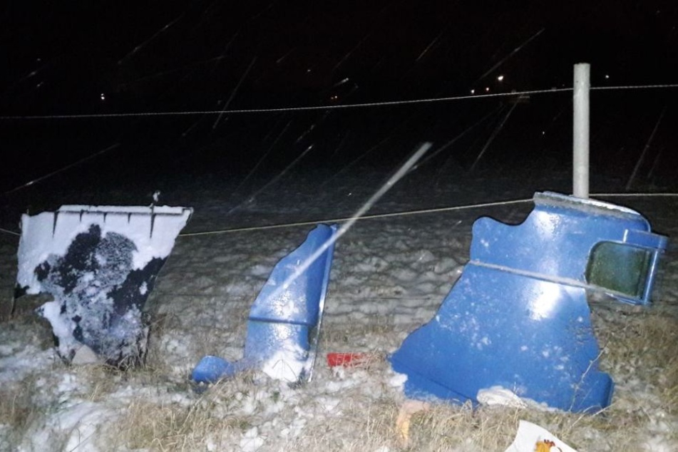 Unbekannte haben einen Altpapiercontainer auf die Schienen geschoben. Ein Zug kollidierte mit dem Container.