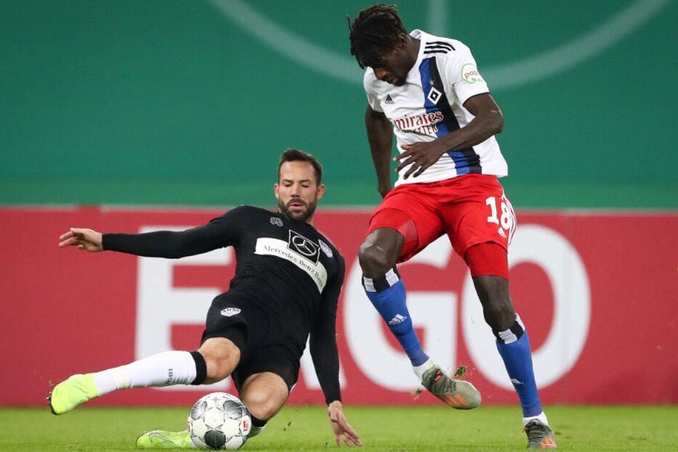 Hamburgs Bakery Jatta (r.) und Stuttgarts Gonzalo Castro im Zweikampf um den Ball.