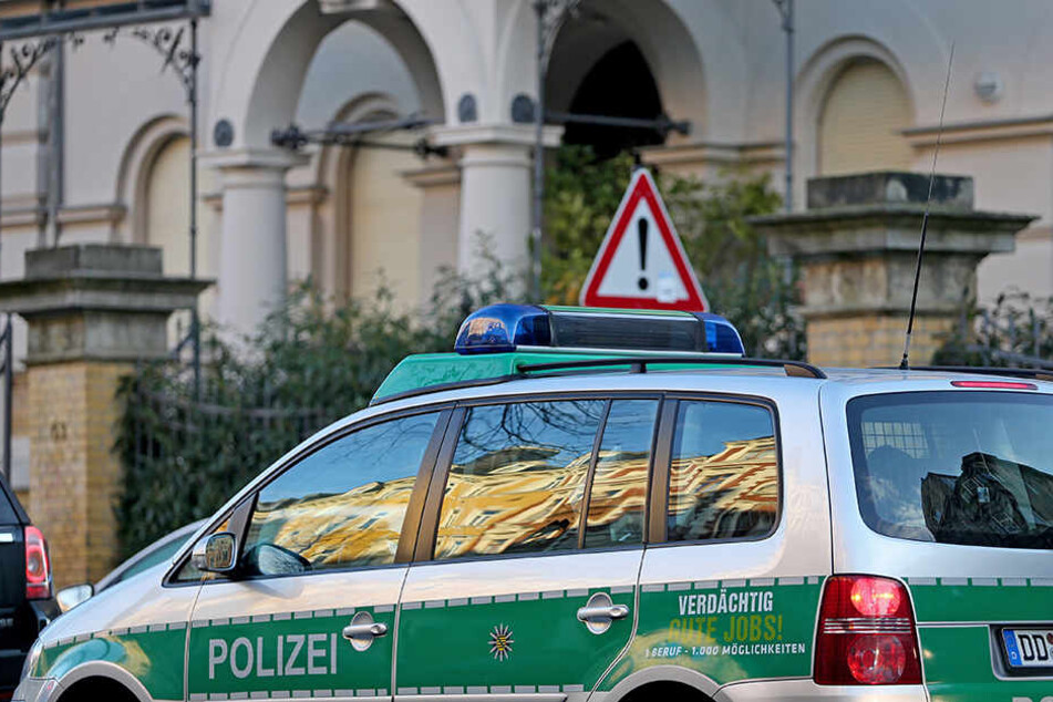 Das Gericht sah es als erwiesen an, dass der Angeklagte mit mehreren Komplizen die Fensterfront der Wohnung mit schweren Granitsteinen attackiert hatte.