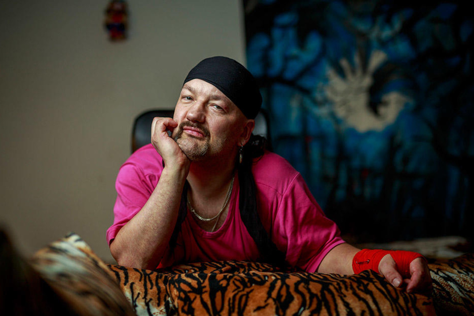 Ein mildes Lächeln: Wenn man Sven Scheunig (47) so sieht, glaubt man kaum,
was für eine Odyssee an Qualen er bereits hinter sich hat.