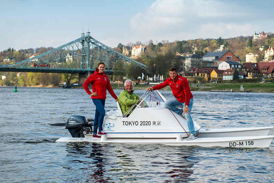 Die Dresdner Olympia-Helden Steffi Kriegerstein (l.) und Tom Liebscher (r.) beschenkten gestern ihren Coach Jens Kühn mit einem neuen Boot.