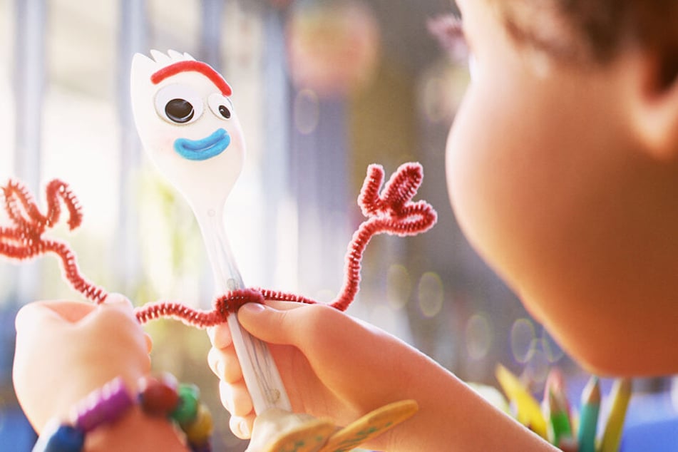 Bonnie bastelt sich mit Forky (l.) ein neues Spielzeug.