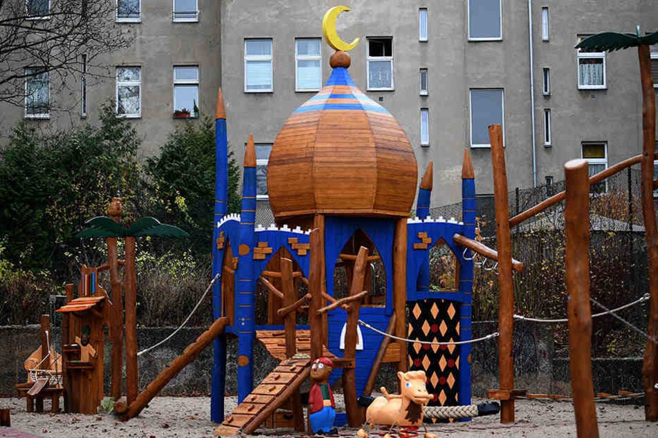 Unter Polizeischutz musste der Spielplatz "Ali Baba und die 40 Räuber" am Mittwoch eröffnen.