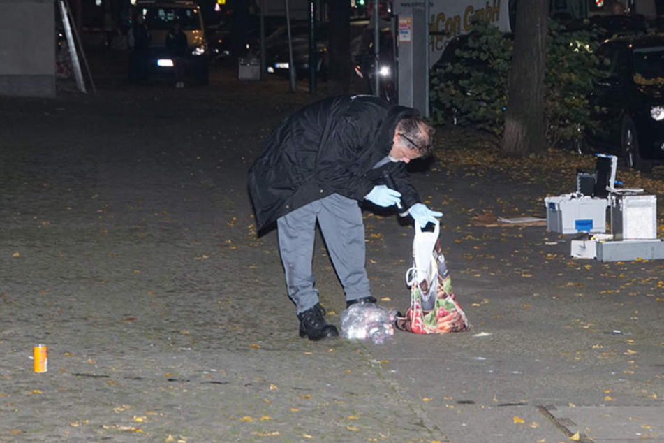 Ein Beamter sichert vor Ort Spuren und Beweismittel.