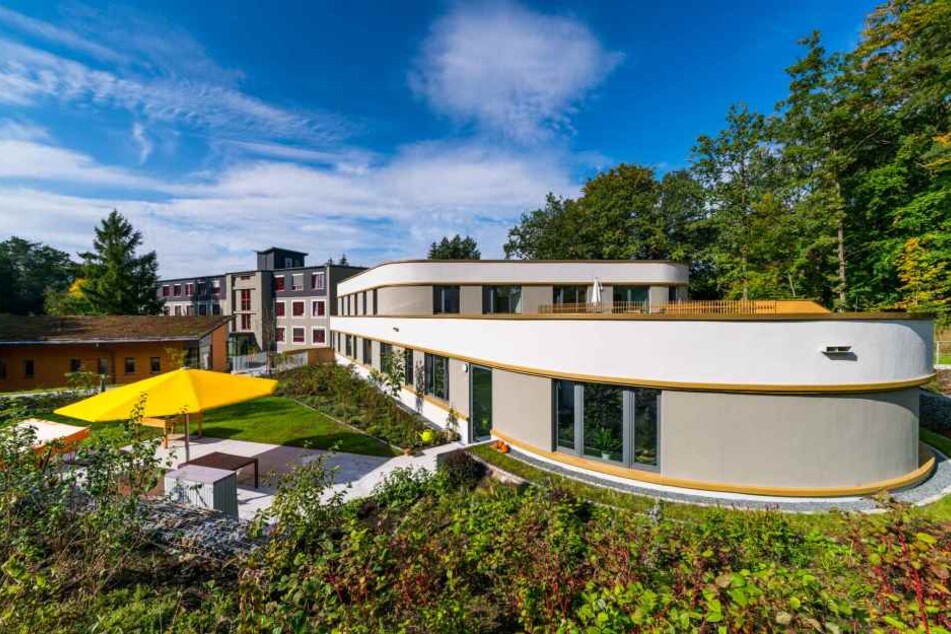 Hinter dieser modernen Architektur könnte Euer neuer Job liegen, inmitten einer wunderschönen Natur.