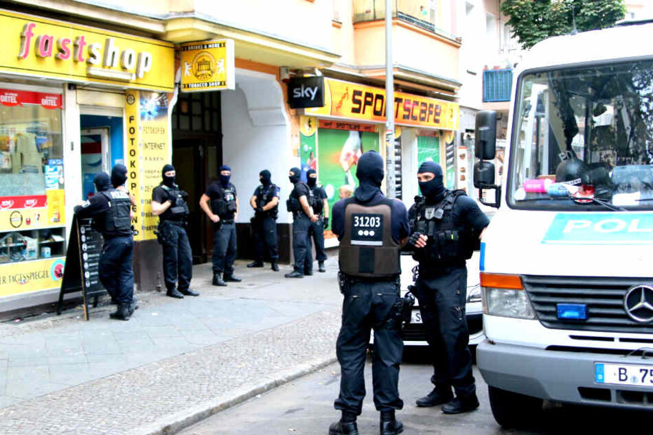 In Berlin-Neukölln hat die Polizei am Mittwochmorgen einen Imbiss durchsucht.